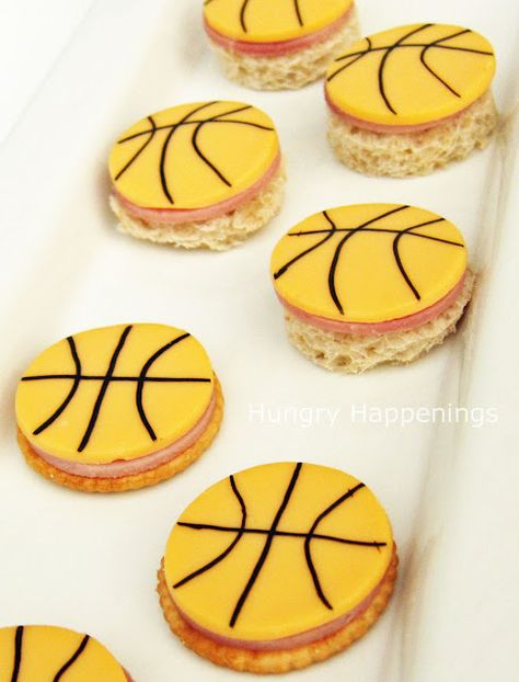 Basketball Cheese and Crackers Recipe.  We are getting ready for basketball to start! March Madness Food, Basketball Snacks, Basketball Food, Edible Kids Crafts, Basketball Treats, March Madness Parties, Sports Snacks, Food Games, Preschool Snacks