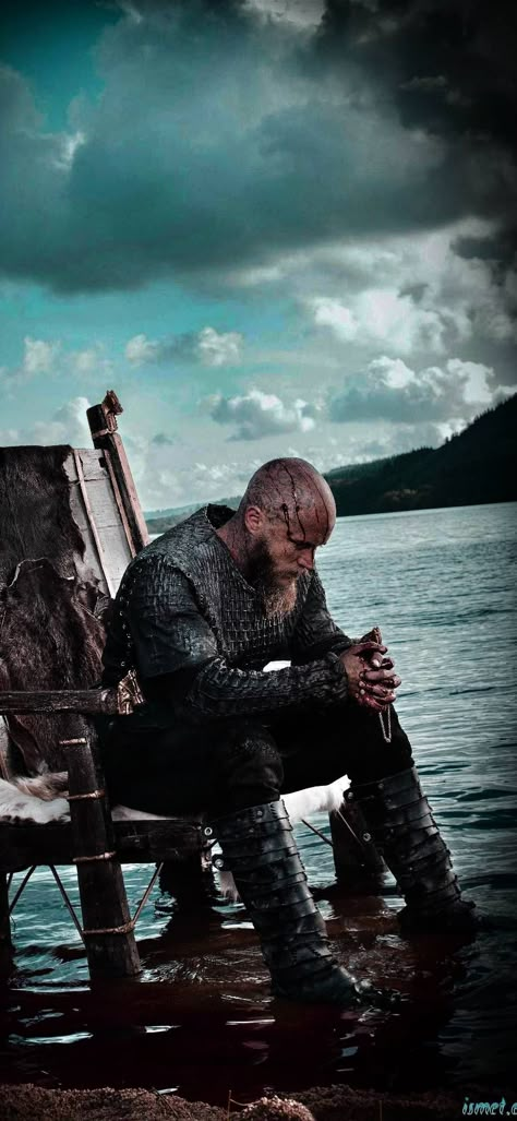 King Ragnar Lothbrok, Ivar Vikings, Ragnar Vikings, Viking Pictures, Vikings Travis Fimmel, Viking Wallpaper, Witcher Wallpaper, Arte Viking, Ragnar Lothbrok Vikings