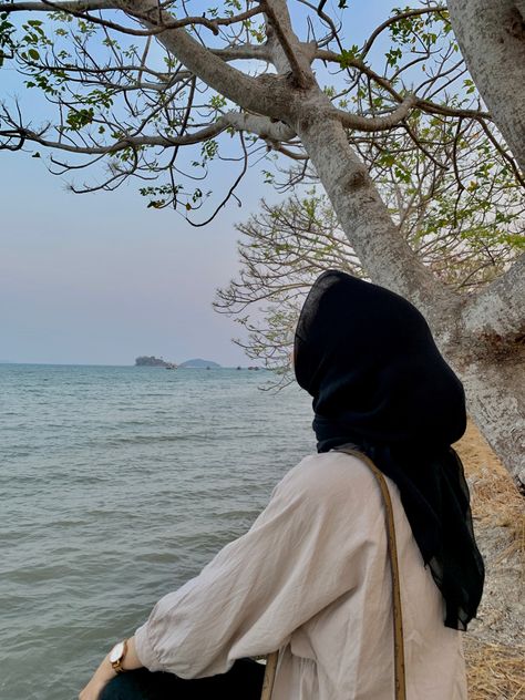 Style Kondangan Hijab, Foto Cewek Hijab Aesthetic, Ootd Poses, Dreamy Photography, Hijab Aesthetic, Adventure Aesthetic, Muslimah Aesthetic, Best Poses For Pictures, Islamic Girl