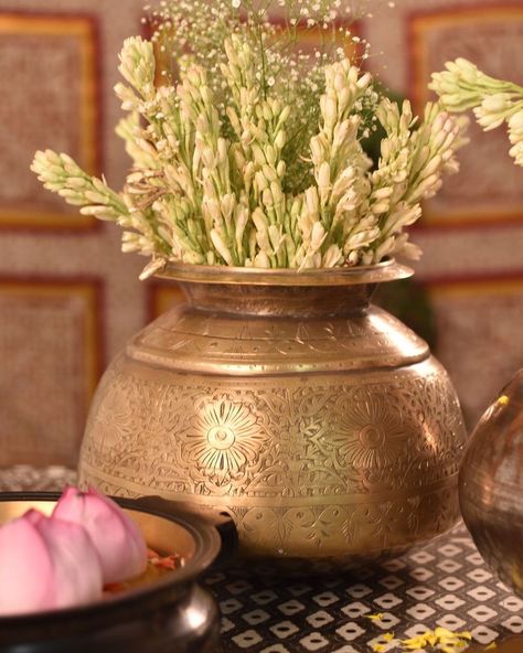 Add a touch of timeless elegance to your home with these exquisite vintage treasures, perfect for showcasing your favorite greenery in style.🪴 Brass planters, planters, brass, vintage, home decor, decor, vintage decor Brass Planters, Vintage Brass Decor, Bear Candle, India Home Decor, Instagram Add, Aesthetic Candles, Brass Planter, Candle Favors, Extreme Heat