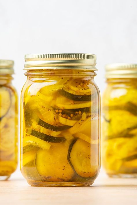 Pickled Yellow Squash Recipes, Refrigerator Squash Pickles, Squash Pickles Recipes, Pickled Summer Squash, Summer Squash Preserving, Pickled Yellow Squash, Preserving Summer Squash, Yellow Squash Pickles, Summer Squash Pickles