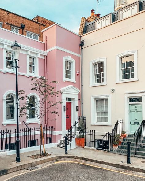 Chelsea London Houses Interior Design, London House Interior, Chelsea Townhouse, Apartments Exterior, Kerb Appeal, Australia House, Colorful Buildings, Moodboard Inspiration, Kensington And Chelsea