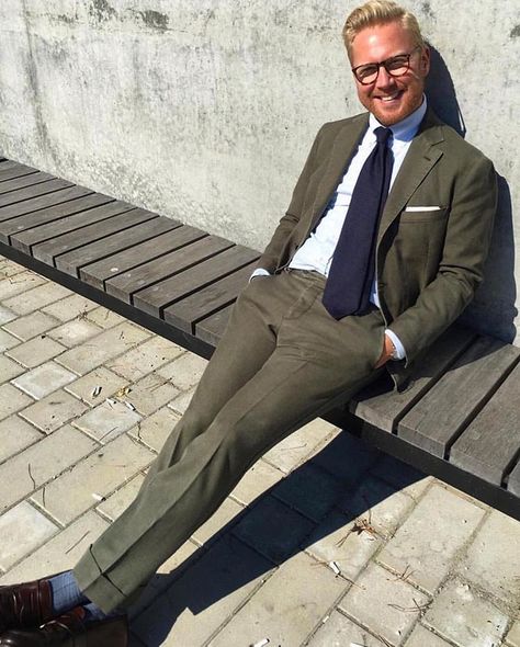 Shades of Summer… Our pale blue Oxford shirt paired tactfully with an olive green suit and navy tie. . . . #KamakuraShirts #MadeInJapan… Olive Green Blazer Outfit, Olive Suit, Olive Green Suit, Blue Oxford Shirt, Olive Green Blazer, Blue Suit Men, Mens Fashion Inspiration, Men Stylish Dress, Green Suit