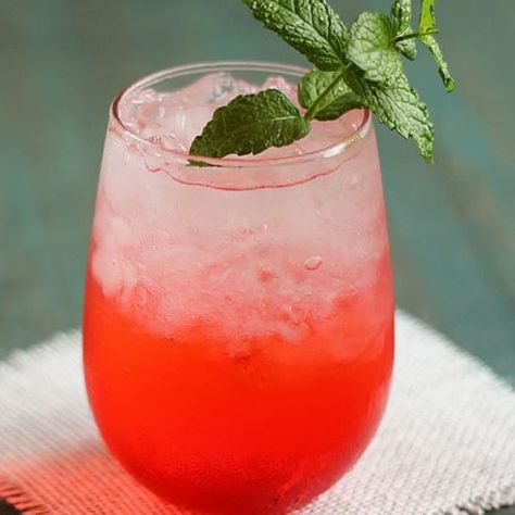 Passion cove cocktail. Vodka based alcoholic mixed drink. Grenadine Cocktail, Cruzan Rum, Simple Cocktail, Flavored Rum, Drinks Ideas, Rum Recipes, Mixed Drinks Alcohol, Rum Cocktails, Rum Drinks