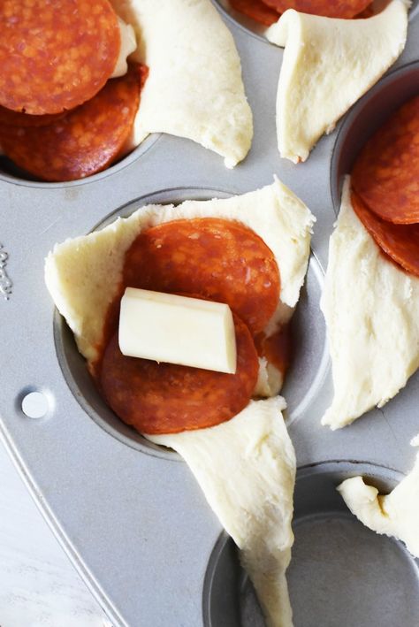 Pepperoni-Crescents Pizza Bomb, Pepperoni And Cheese, Pizza Calzone, Crescent Recipes, Bombe Recipe, Crescent Roll Recipes, Pizza Bites, Easy Pizza, Delicious Pizza