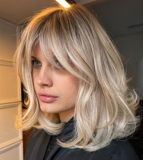 Blonde Collarbone Haircut with Curtain Bangs Shoulder Length Hair Balayage, Collarbone Length Hair, Shoulder Haircut, Blonde Lowlights, Medium Blonde Hair, Textured Curly Hair, Blonde Haircuts, Hair 2024, Haircut For Thick Hair