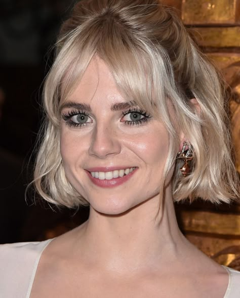 Parted Bangs, How To Cut Bangs, Lucy Boynton, Bob Haircut With Bangs, Fall Hair Trends, Effortless Hairstyles, Short Bob Haircuts, Hair With Bangs, Short Hair With Bangs