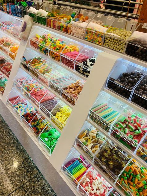 Retail Store Wall Design, Candy Store Display Shelves, Sweetshop Ideas, Candy Stand Ideas, Candy Booth, Candy Store Design, Candy Store Display, Cake Shop Design, Pet Cafe