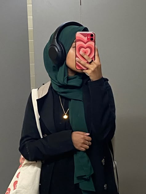 Hijab With Black Outfit, Green Outfit Modest, Forest Green Aesthetic Outfit, Dark Green Hijab Outfit, Green Hijab Aesthetic, All Black Hijab Outfit, Black Green Aesthetic, Green Hijab Outfit, Hijabi Selfie