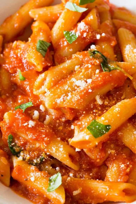 Hamburger Pasta Recipes, Penne Pomodoro, Pomodoro Recipe, Penne Pasta Recipes, Hamburger Helper Recipes, Tomato Basil Pasta, Fresh Tomato Sauce, Easy Pasta Dishes, Penne Pasta