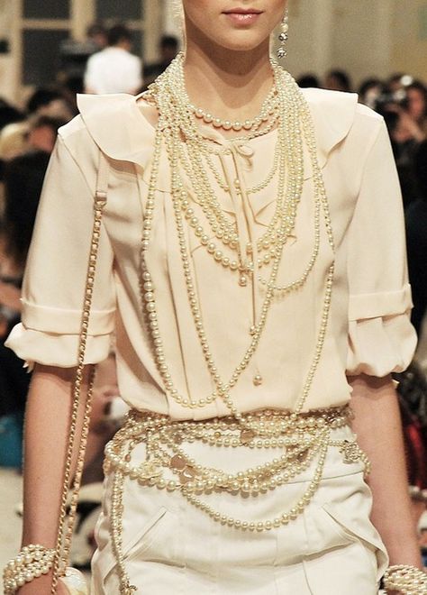 . Chanel 2014, Resort Accessories, Wearing Pearls, Mode Chanel, Chanel Cruise, Cruise Collection, Chanel Couture, Hot Jewelry, Donatella Versace