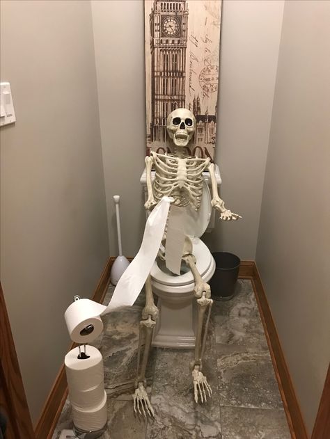 A little privacy please!!! Skeleton On Toilet, Random Skeleton Pics, Skeleton Funny Poses, Waiting Skeleton Funny, Life Size Skeleton, Skeleton Pics, Silly Skeleton, Skeleton Meme, Cool Skeleton