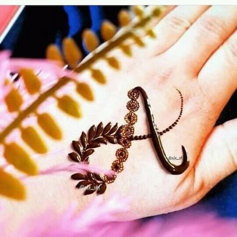 Henna Tattoo Designs Arm, Short Mehndi Design, Finger Henna Designs, Henna Art Designs, Simple Henna Tattoo, Mehndi Designs For Kids, Pretty Henna Designs, Henna Tattoo Designs Simple, Alfabet Letters