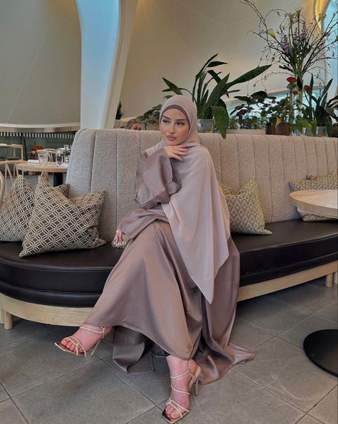 Fairytale Wedding Dress, Abaya Outfit, Estilo Hijab, Modest Evening Dress, Stile Hijab, Blouse Casual Fashion, Modest Fashion Hijab, Muslim Outfits Casual, Hijabi Fashion Casual