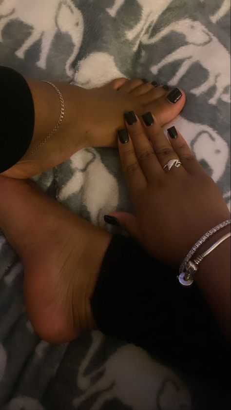 Black Feet Nails Pedicures, Mani Pedi Aesthetic, Fußnagel Design, Black Toes And Nails, Black Toes Black Women, Toe Nails Ideas Black, Black Toes Polish, Acrylic Toes Black, Black Nails And Toes