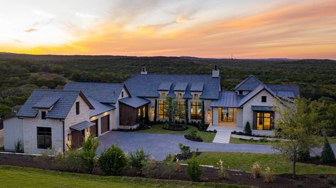 Heyl Homes | Luxury Spec Homes Luxury Ranch House Plans, Modern Ranch Style Homes, Luxury Ranch, Luxury Exterior, Hill Country Homes, Single Story Homes, Modern Ranch, Homes Luxury, Ranch Style Homes