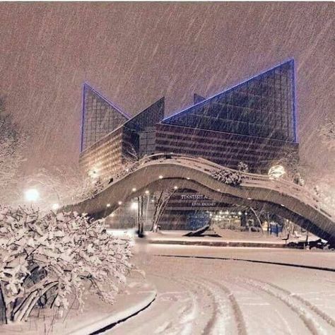 Chattanooga Snow - February 2015 - Funky Bridges and the Aquarium - I left 2 months earlier, can't even imagine downtown like this. Utc Chattanooga, Chattanooga Aquarium, Tennessee Aquarium, Outdoor Magazine, Poster Graphic, Snow Pictures, Chattanooga Tennessee, Chattanooga Tn, Snow Scenes