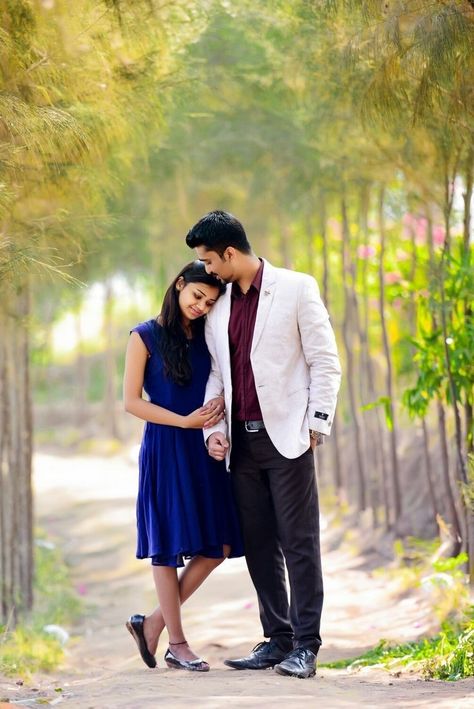 Coupal Photo Shoot, Couple Pre Wedding Outfit, Cupal Pose Pre Wedding, Pre Shoot Poses, Pre Wedding Shoot Outdoor, Priweding Photos Outdoor, Outdoor Stills For Couple, Couples Outdoor Poses, Pre Wedding Photography Poses