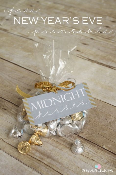 Who doesn't want to be kissed at midnight as a new year with new possibilities begins?  This New Year's Eve Printable is perfect for that special midnight "kiss"! #newyear #newyear2014 #printables New Years Eve Day, Gratis Printables, Midnight Kisses, New Years Wedding, New Year's Eve Celebrations, Nye Party, New Years Eve Decorations, Bbq Party, New Year Celebration