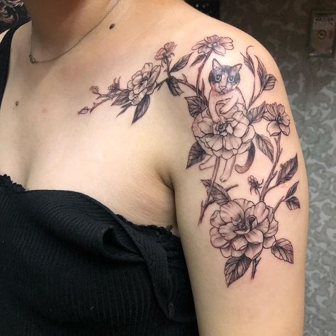 Penguin Tattoo, Cute Cat Tattoo, Panda Tattoo, Tattoo Shoulder, Wild Tattoo, Deer Tattoo, Flower Tattoo Shoulder, Cat Tattoo Designs, Fox Tattoo