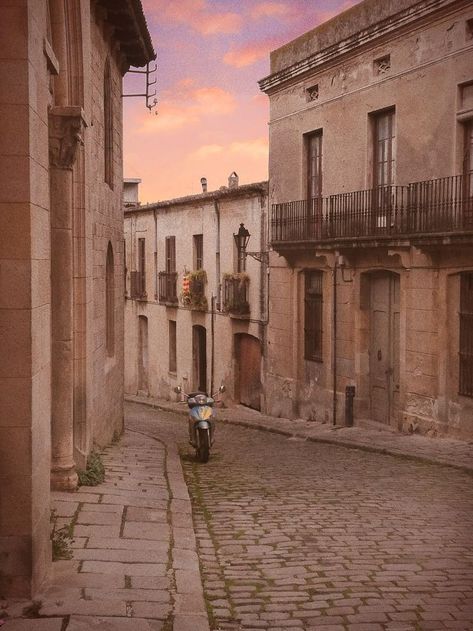 Spain Vintage Aesthetic, Vintage Town Aesthetic, Barcelona Aesthetic Photography, Barcelona Streets, Travel Barcelona, Barcelona Photography, Barcelona Aesthetic, Spain Aesthetic, Italian Aesthetic