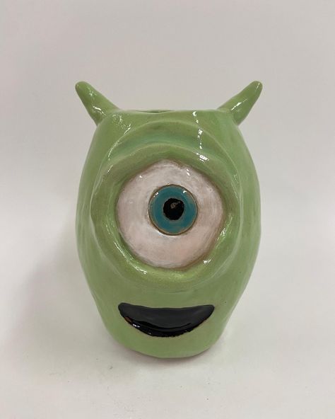 Monster Pinch Pot Ideas, Pinch Pot Ideas Ceramics, Creature Pinch Pots, Pinch Pot Monsters, Monster Ceramics, Totoro Pinch Pot, Double Pinch Pot, Pinch Pot Ideas, Octopus Pinch Pot