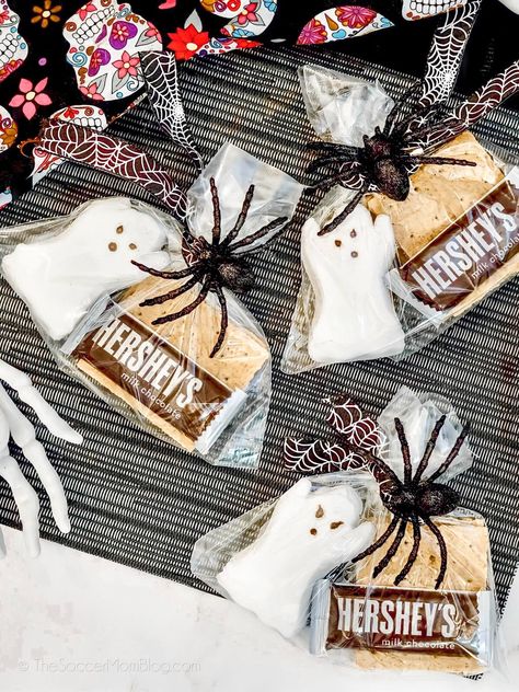 Halloween Treats For School Goodie Bags, Halloween Favors For Work, Halloween Treats To Give Students, Halloween Gifts Students, Halloween Goodie Box Ideas, Halloween Ideas For Students, Halloween School Gifts, Halloween Goodie Bags Diy, Halloween Cheer Gifts