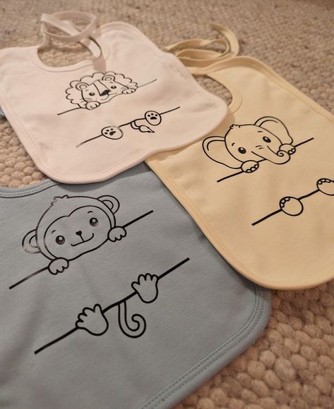 The bibs are available in light beige, light blue and white and are produced in an environmentally friendly and sustainable manner. They are made from 100% strictly certified organic cotton. We plot three different cute animal motifs on our bibs: elephant, monkey and lion. Together with your individually chosen font, we will magically place your child's name in the middle of the motif. The motifs of the Plotterhimmel baby products are plotted with love, weeded and pressed by hand, so that you re Cool Kids Club, Personalized Bibs, Diy Bebe, Mom Bags, Birthday Gift Bags, Baby Drawing, Animal Motifs, Baby Lion, Beige Light