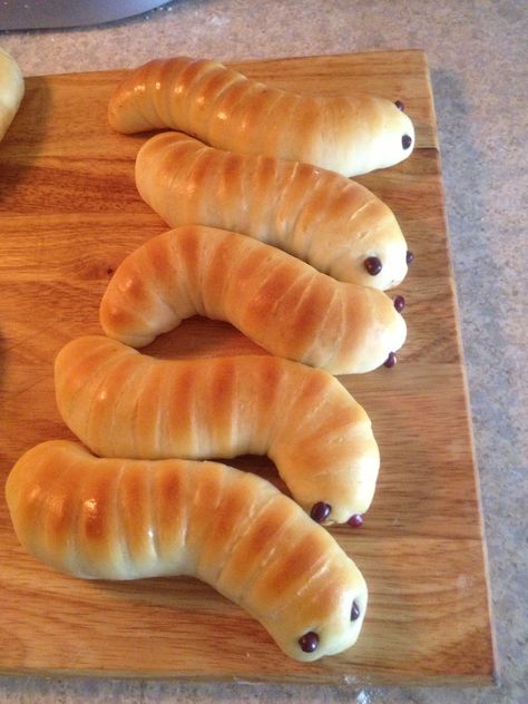 Caterpillar bread Cute Shaped Food, Snail Bread, Bread Animals, Animal Bread, Bug Food, Funky Food, Cat Bread, Food Shapes, Cute Baking