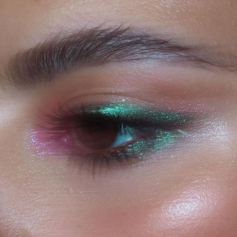 Pink And Green Eye Makeup, Sparkly Eye Makeup, Shimmery Makeup, Green Eye Makeup, Green Eyeshadow Look, Glittery Eye Makeup, Coachella Makeup, Club Makeup, Pink Eyeshadow Look