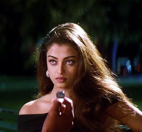 Bollywood Icons, Movie Fashion Outfits, Vintage Bollywood Aesthetic, 90s Bollywood, Bollywood Outfits, Aishwarya Rai Bachchan, Vintage Bollywood, Model Inspo, Haircuts Straight Hair