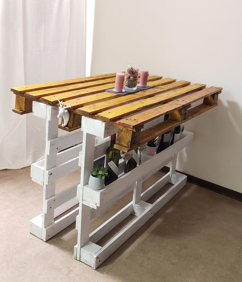 Use 3 pallets to make a nice wine pub table with wine storage Wine Storage Diy, Wine Pub, Pallet Furniture Designs, Pallet Patio Furniture, Pallet Patio, Dream Apartment Decor, Decorating Home, Wallpaper Home Decor, Home Decor Ideas Living Room