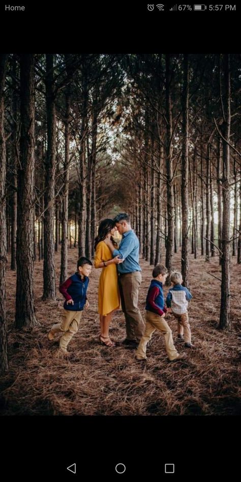 Summer Family Pictures, Big Family Photos, Cute Family Photos, Pretty Presets, Family Photoshoot Poses, Fall Family Portraits, Outdoor Family Photography, Family Portrait Poses, Outdoor Family Photos