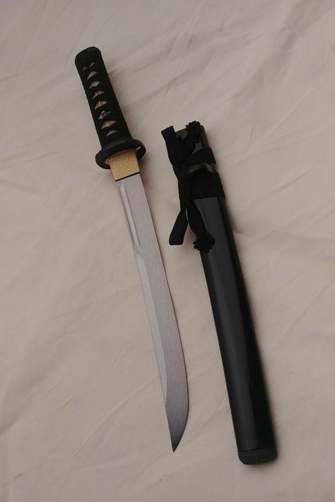 Apocalypse Survival Gear, Hells Paradise, Shikamaru Nara, Tanto Knife, Pretty Knives, Apocalypse Survival, E Dawn, Cool Swords, Arm Armor