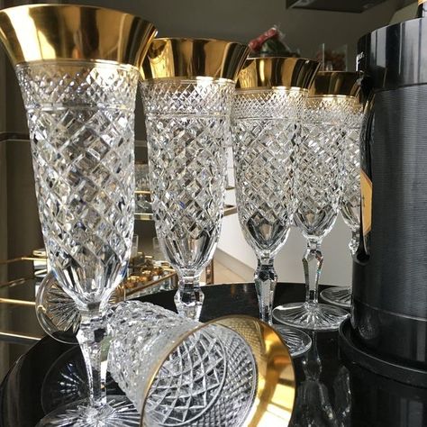 Antique Wine Glass, Crystal Glassware Antiques, Gold Kitchen Accessories, Crockery Design, Fine Dinnerware, Crystal Champagne Flutes, Bohemia Crystal, Champagne Flute Glasses, Luxury Tableware