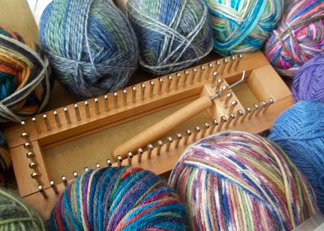 Sock Loom Patterns, Knitting Patterns Socks, Tricotin Long, Sock Loom, Loom Board, Loom Knitting Tutorial, Loom Knitting Stitches, Loom Crochet, Round Loom