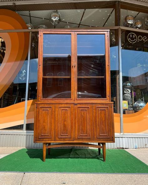 Hakaar's Bazaar on Instagram: "1960’s Broyhill “Sculptra” 2pc Hutch • walnut throughout • offers a good about of display & storage space • overall condition is good- there are some cosmetic blemishes consistent with age/use. Structurally solid and doors all functional 👌 • measures: 38.5w x 17d x 68t 🐙SOLD🐙 . . . #broyhillsculptra #broyhillfurniture #broyhillhutch #midcenturyhutch #mcmhutch #midcenturymodernhutch #hakaarsbazaar #hbvintage #417vintage #springfieldmo #417shopping #417local #v Mid Century Modern Hutch, Mid Century Hutch, Broyhill Furniture, Springfield Mo, Display Storage, Hutch, Mid Century Modern Furniture, Vintage Store, Mid Century Furniture