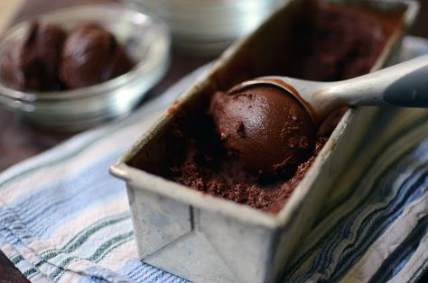 Rich Dark Chocolate Gelato - via Butter Yum Chocolate Gelato Recipe, Hemgjord Glass, Chocolate Gelato, Dark Chocolate Ice Cream, Gelato Recipe, Low Fodmap Recipes, Chocolate Ice, Fodmap Recipes, Homemade Ice