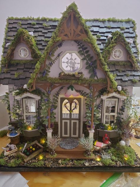 Fairy Tale Cottage, Orchid House, Storybook Homes, Calico Critters Families, Witch Cottage, Doll House Plans, Mini Doll House, Doll House Crafts, Dollhouse Projects