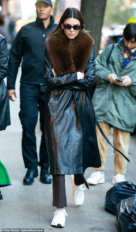 Fur Collar Outfit, Supermodel Street Style, Leather Coat Outfit, Leather Coat With Fur, Fur Trench Coat, Fur Lined Coat, Trench Coat Outfit, Fur Collar Jacket, Fluffy Jacket