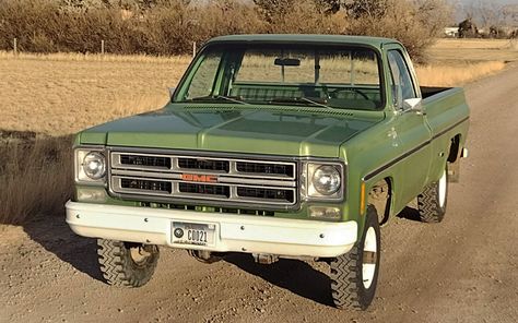 This GMC 4x4 was owned by a service station owner and appears to have been pampered. Have any of you owned a similar era GMC 4x4? #4X4, #GMC1500 70s Gmc Truck, Vintage Gmc Trucks, Truck Reference, 1984 Chevy Truck, Gmc 4x4, Gay Cowboy, Classic Gmc, Chevy K10, Gmc Pickup Trucks