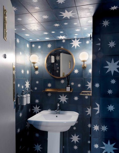 London’s Farm Girl Cafe Beata Heuman, Downstairs Loo, Downstairs Toilet, Bold Wallpaper, House Luxury, Luxury London, Circular Mirror, Design Sponge, Farm Girl