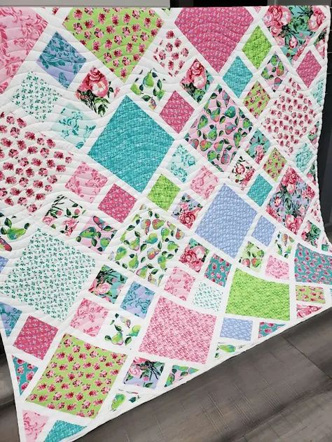 layer cake quilt pattern Colchas Quilting, Kid Quilts, Charm Pack Quilt Patterns, Layer Cake Quilt Patterns, Charm Pack Quilt, Charm Pack Quilts, Quilt Layers, Cake Quilt, Kids Quilts