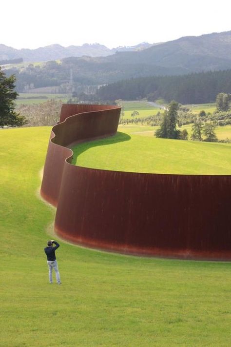 Amazing outdoor sculpture by Richard Serra Landscape And Urbanism Architecture, Istoria Artei, Richard Serra, Landscape And Urbanism, Earth Art, Sculpture Park, Outdoor Sculpture, Art Installation, Art Practice