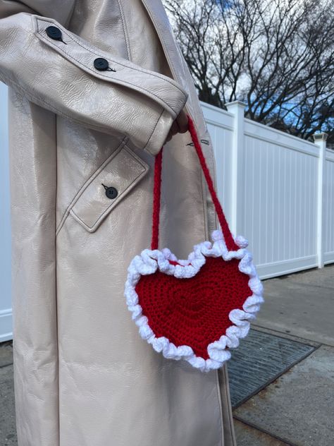 Heart ruffle crochet bag ❤️💋 made with red and white yarn Crochet Bag With Ruffle, Valentines Crochet Ideas Aesthetic, Heart Shape Bag Crochet, Valentine Crochet Clothes, Heart Shaped Crochet Bag, Things To Crochet With Red Yarn, Coquette Crochet Bag, Crochet Ruffle Bag, Heart Crochet Bag Pattern