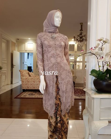 Gambar mungkin berisi: 1 orang, berdiri dan dalam ruangan Kebaya Brokat Modern, Model Dress Kebaya, Hijab Stile, Dress Muslim Modern, Kebaya Lace, Kebaya Wedding, Kebaya Modern Dress, Modern Kebaya, Kebaya Brokat