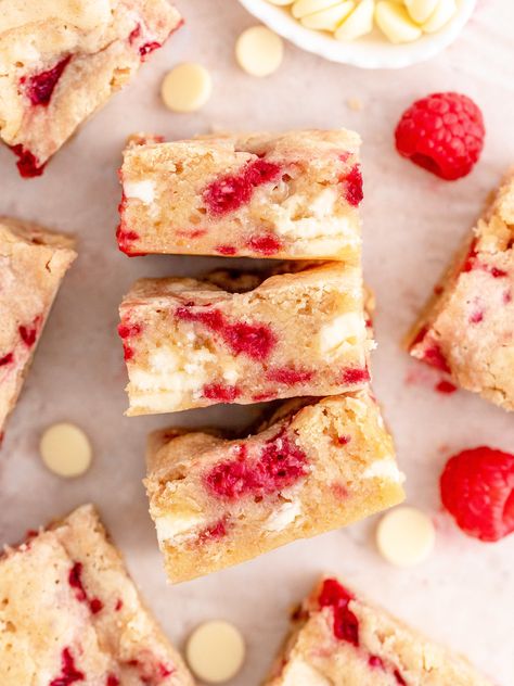 Raspberry And White Chocolate Blondies, White Chocolate Raspberry Blondies, Blondie Recipe Chocolate Chip, Raspberry Blondies Recipe, White Chocolate Chip Desserts, Raspberry White Chocolate Recipes, Pink Blondies, Raspberry Blondies, Blondie Flavors