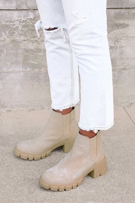 Steve Madden Boots Outfit, Chelsea Boot Outfits Women, Beige Chelsea Boots, Suede Boots Outfit, Leather Boots Outfit, Edgy Vibes, Chelsea Boots Outfit, Pointed Loafers, Chunky Ankle Boots