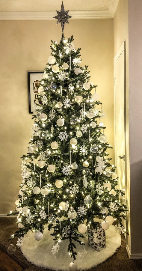 Snowflake Garland Christmas Tree, Simple White Christmas Tree Ideas, Sliver White Christmas Tree Decor, Green Christmas Tree With White Decor, White Christmas Decor Tree, Christmas Tree White Decorations, White And Silver Christmas Tree Ideas, Christmas Tree With White Ornaments, Christmas Tree Decor Ideas 2023 Trends