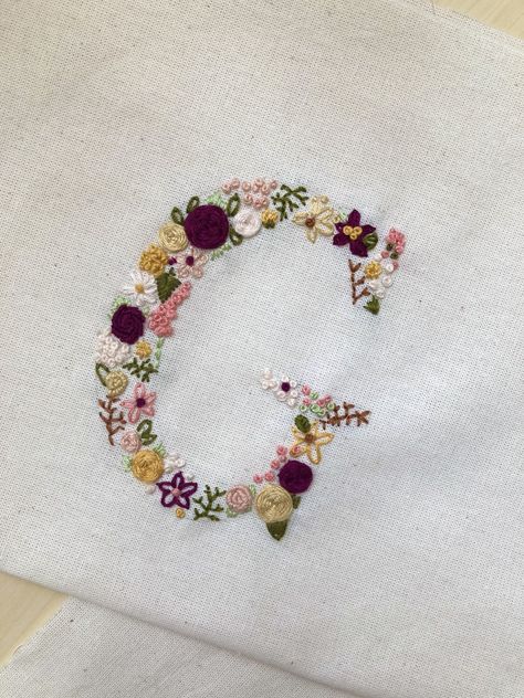 Floral Letter Embroidery, Suit Bride, Jumper Embroidery, Embroidery Hoop Art Diy, Embroidered Backpack, Embroidered Initials, Embroidery Letters, Flower Letters, Floral Letters